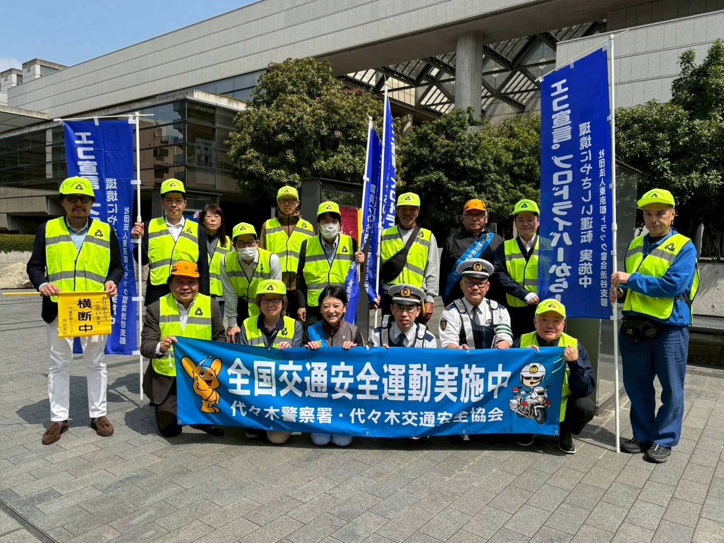 代々木警察の交通課と合同で春の交通安全街頭活動にヤヨイから参加致しました。